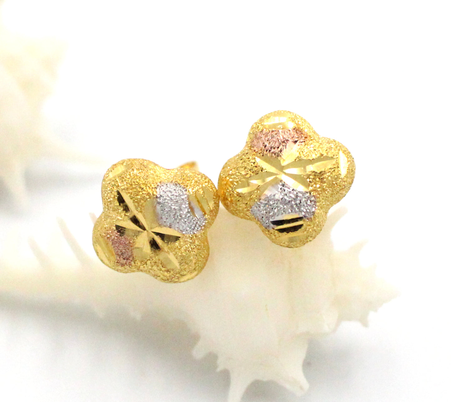 3色の22K フラワーピアス(ホワイト・ピンク・イエローゴールド)