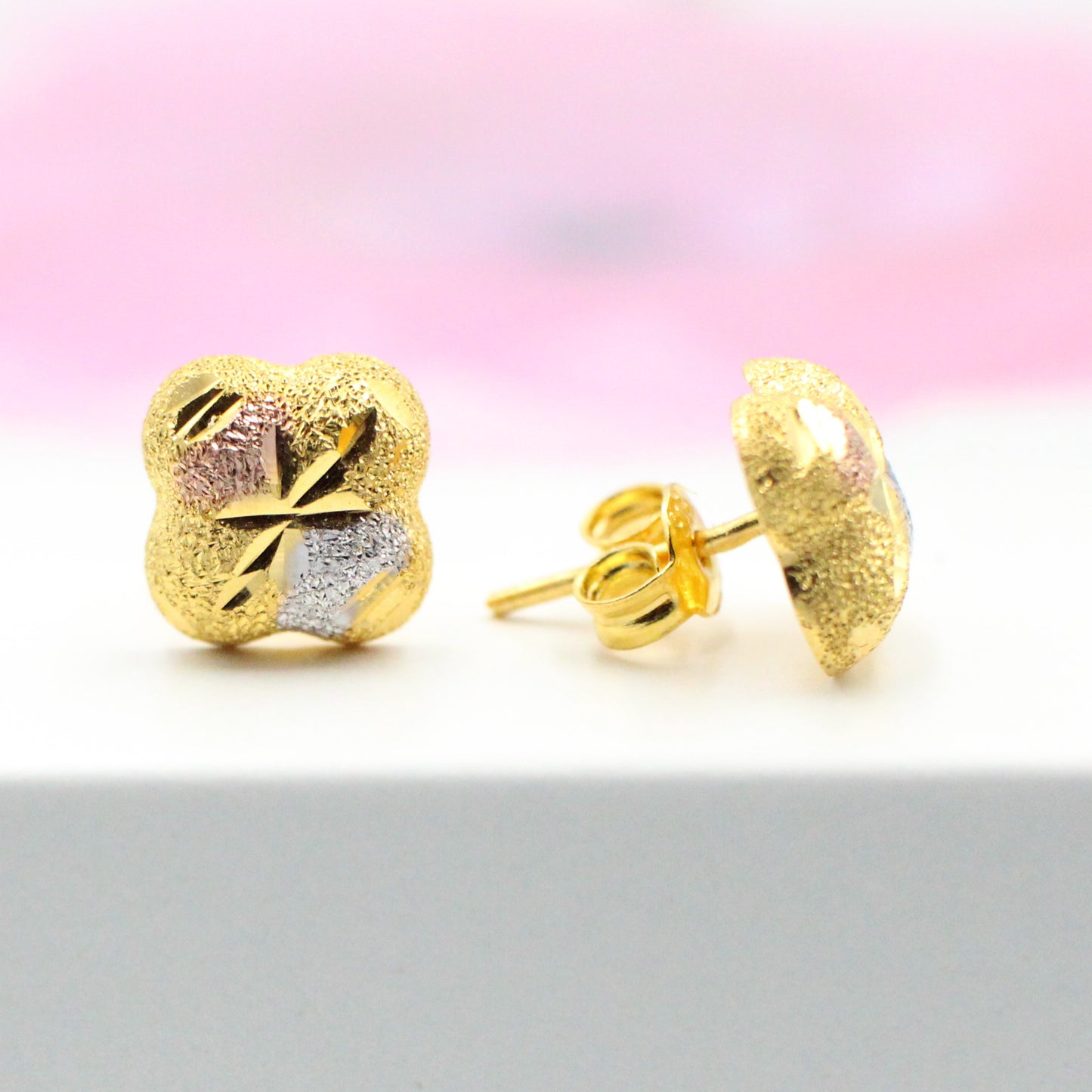 3色の22K フラワーピアス(ホワイト・ピンク・イエローゴールド)