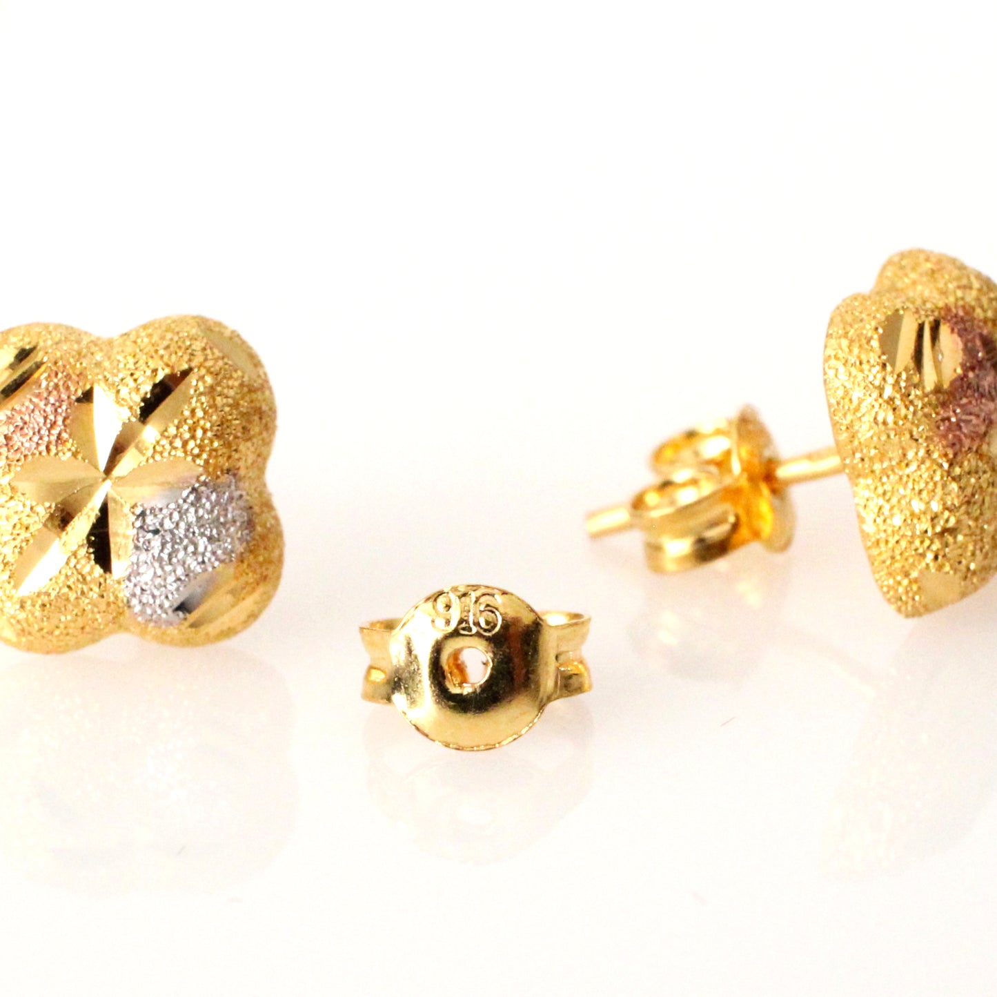 3色の22K フラワーピアス(ホワイト・ピンク・イエローゴールド)